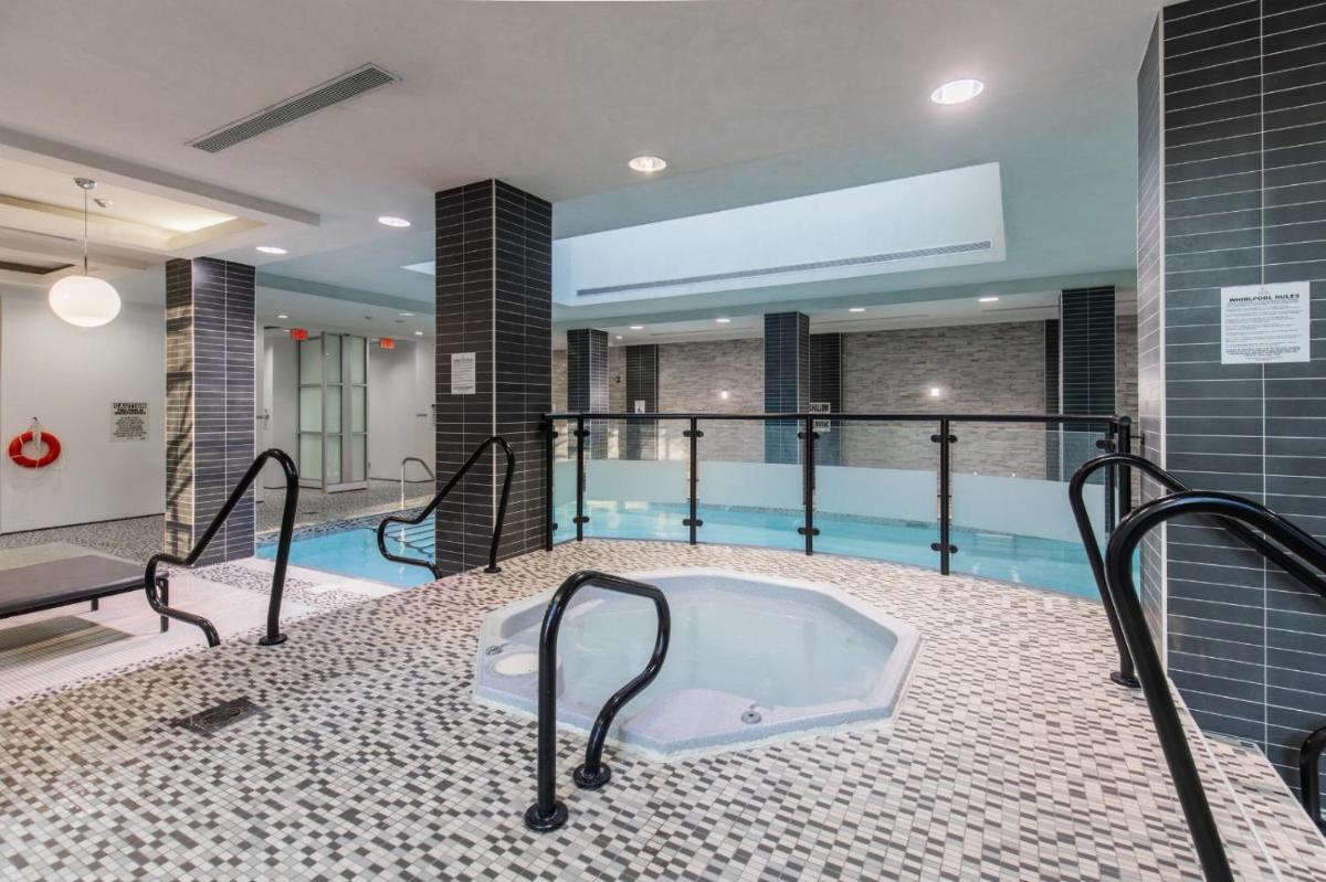 Luxurious Condo by Celebration Square & Square One - Housity