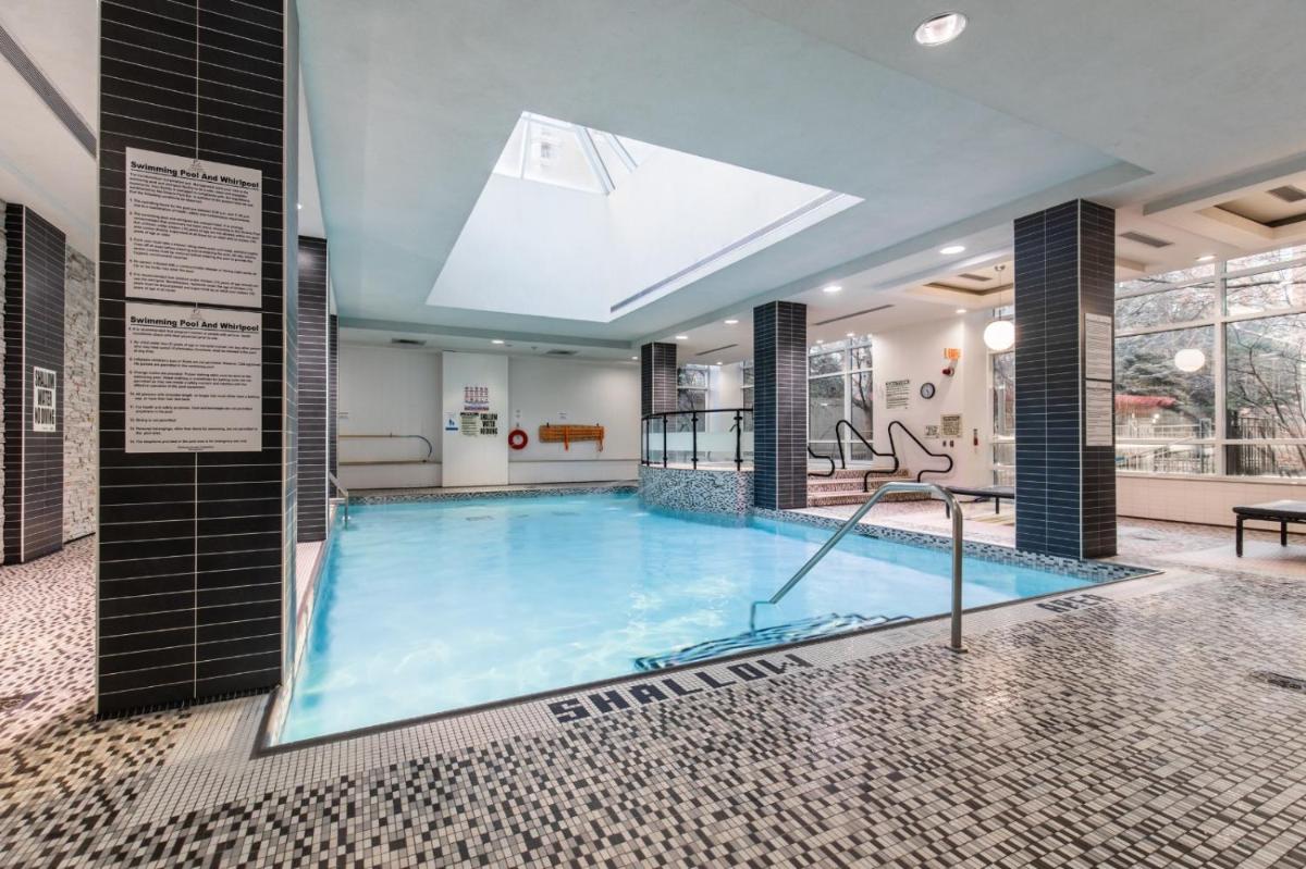 Luxurious Condo by Celebration Square & Square One - Housity