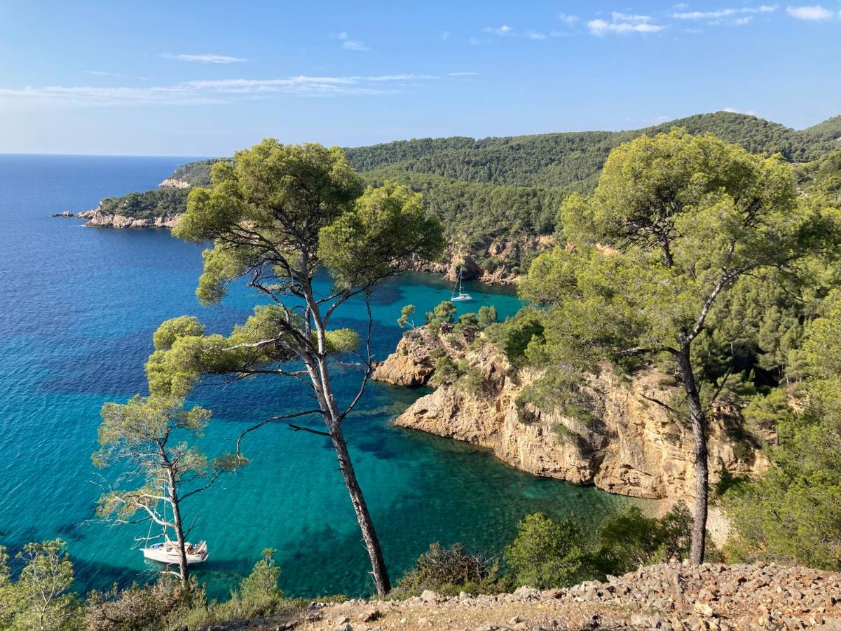 une vue d'une étendue d'eau avec un bateau dedans dans l'établissement Hotel Plein Large, à Bandol