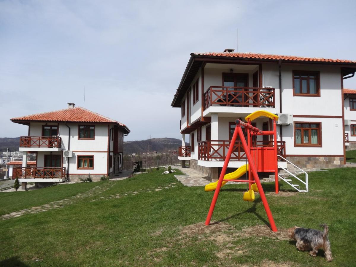 Guest House Ivanini Houses - Housity