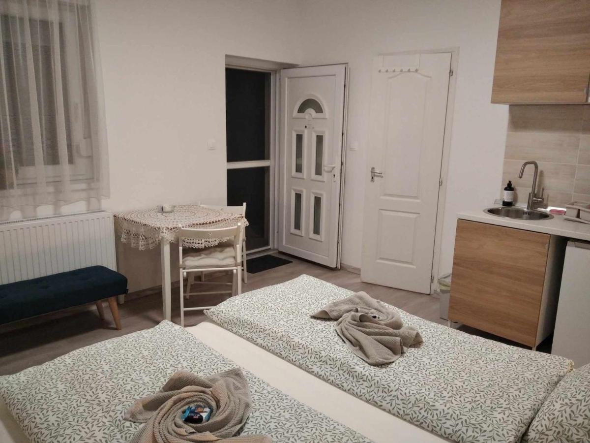 EszE Vendégszoba - Housity