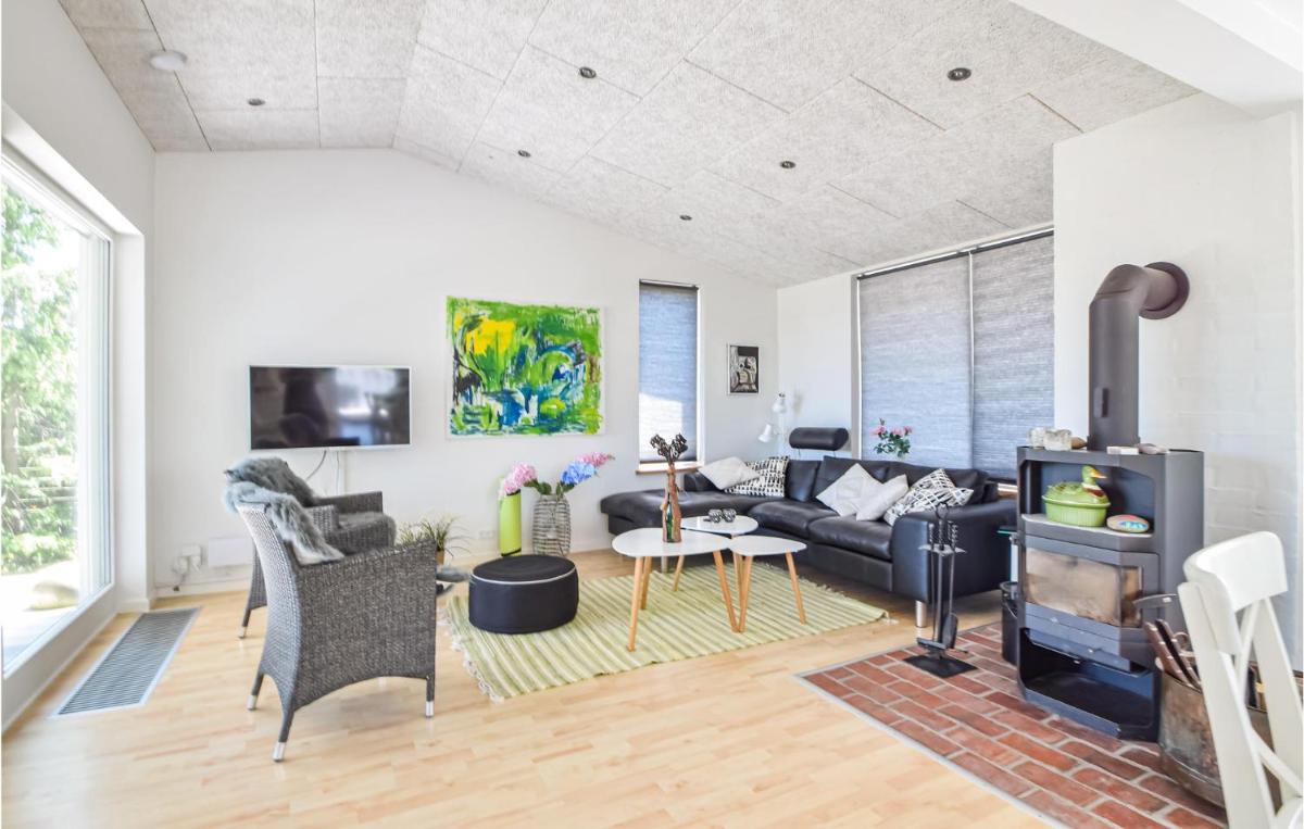 Lovely Home In Juelsminde With Kitchen - Housity
