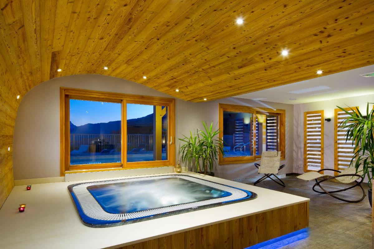 Piscine de l'établissement Logis Hotel & Spa Beau-Site ou située à proximité