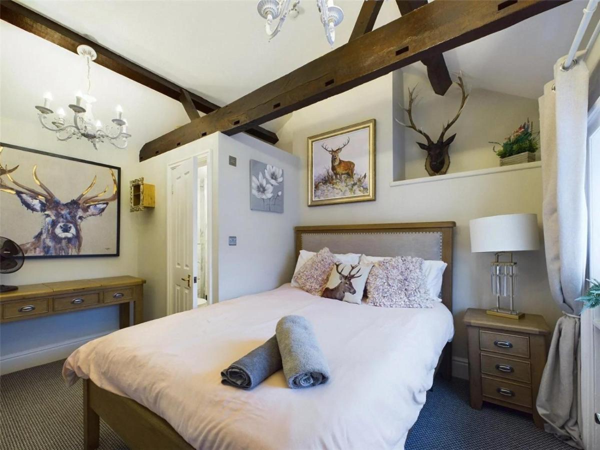 Montague House Town Centre Sleeps Up To 12 Guests - Housity