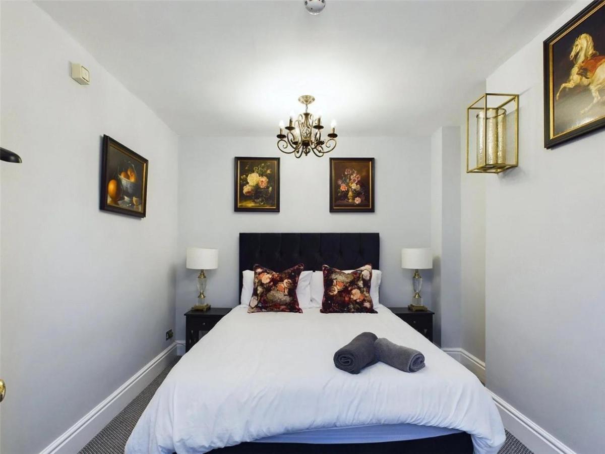 Montague House Town Centre Sleeps Up To 12 Guests - Housity