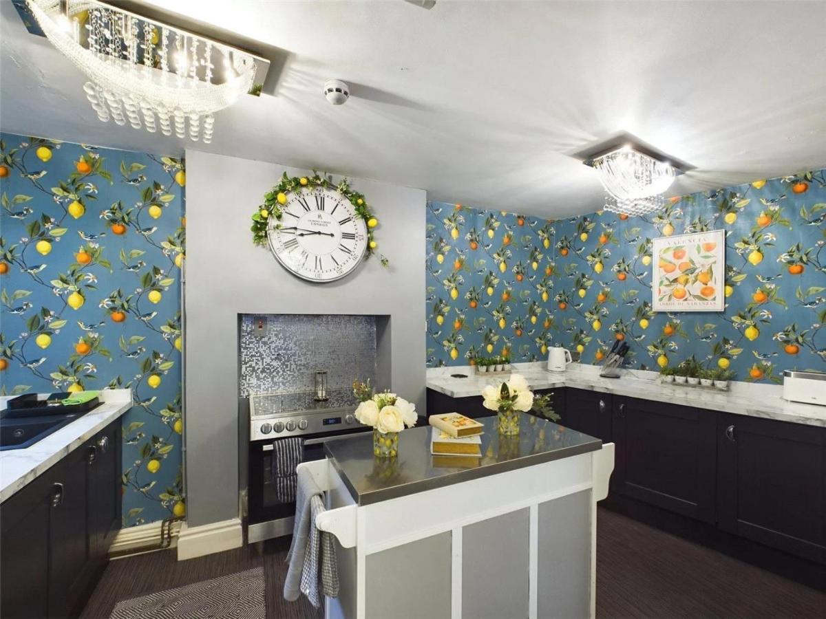 Montague House Town Centre Sleeps Up To 12 Guests - Housity