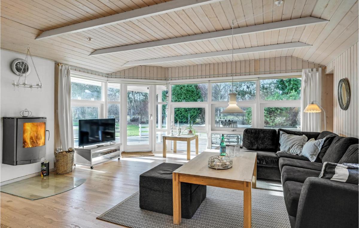 Three-Bedroom Holiday Home With A Fireplace In Melby - Housity