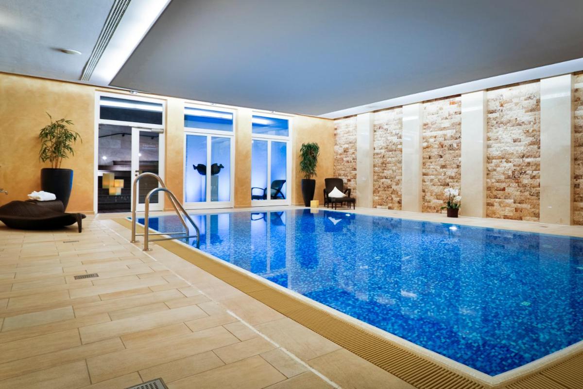 ein großer Pool in einem Hotelzimmer mit großem Pool in der Unterkunft Hotel Fährhaus in Munkmarsch + 37 Fotos