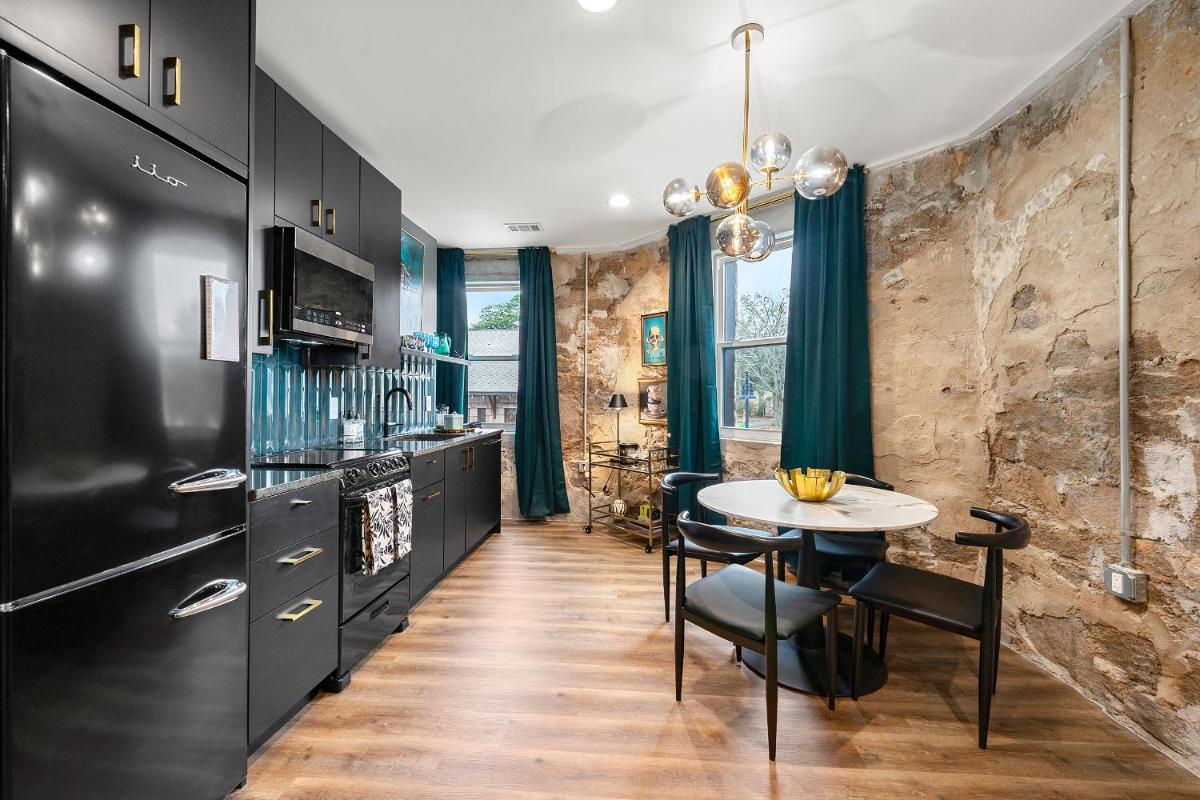 Opulent Loft on Main St -Walk to Stone Mtn Park! - Housity