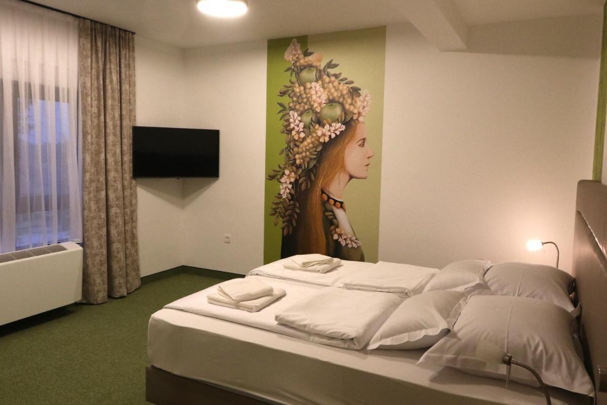 VINOTEL BRZICA Aljmaš - Housity