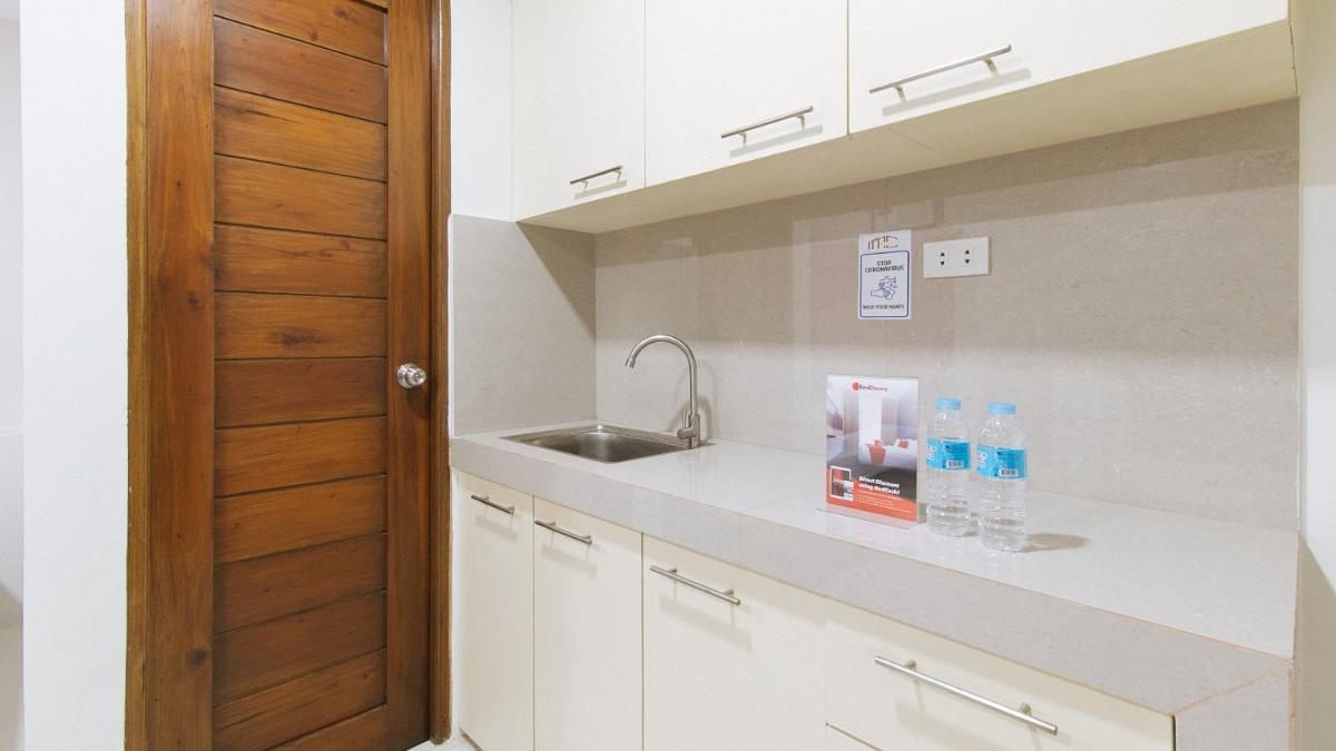 RedDoorz near Fernwoods Garden Quezon City - Hizvo