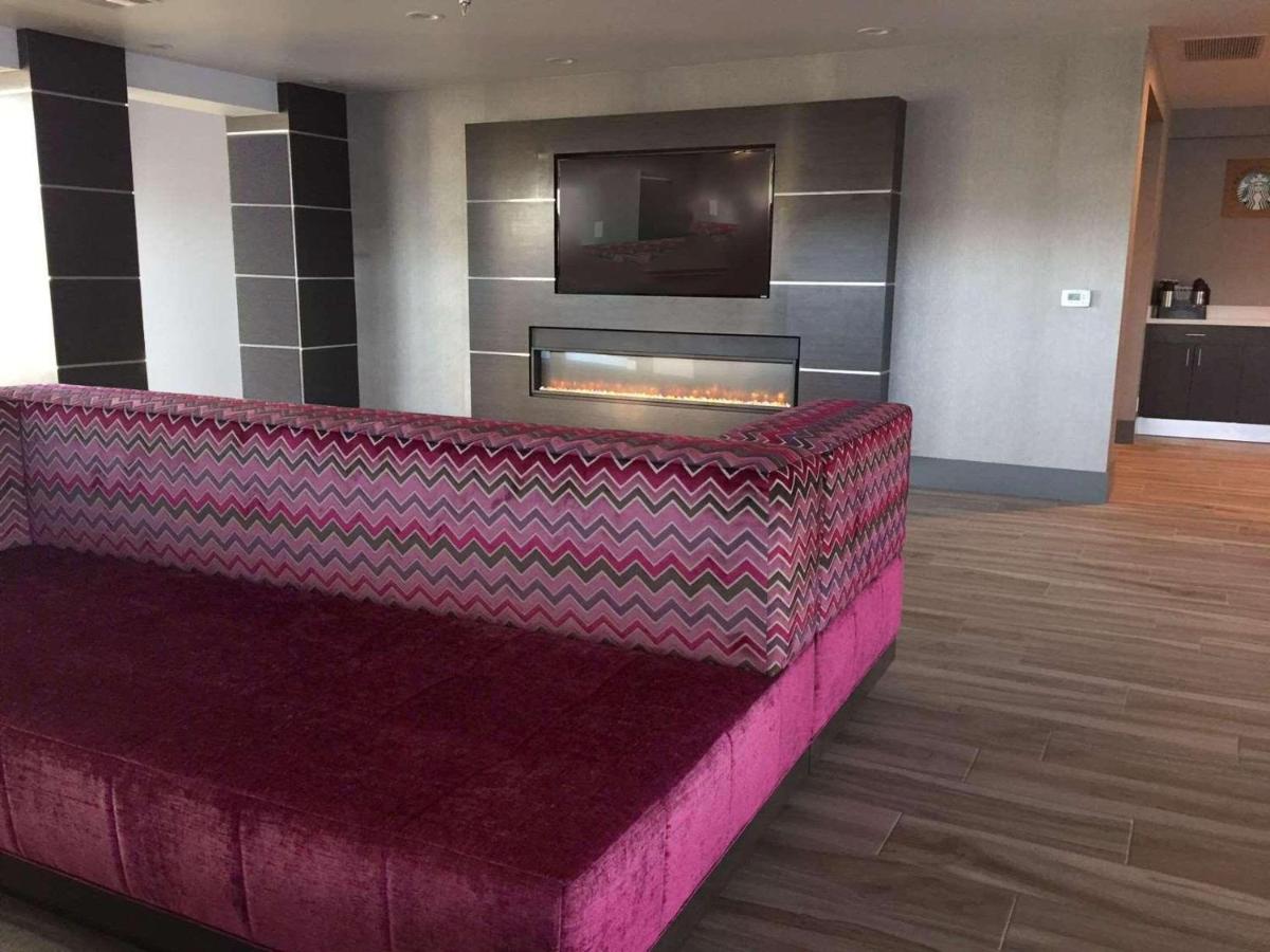 Radisson Hotel Oakland Airport - Housity