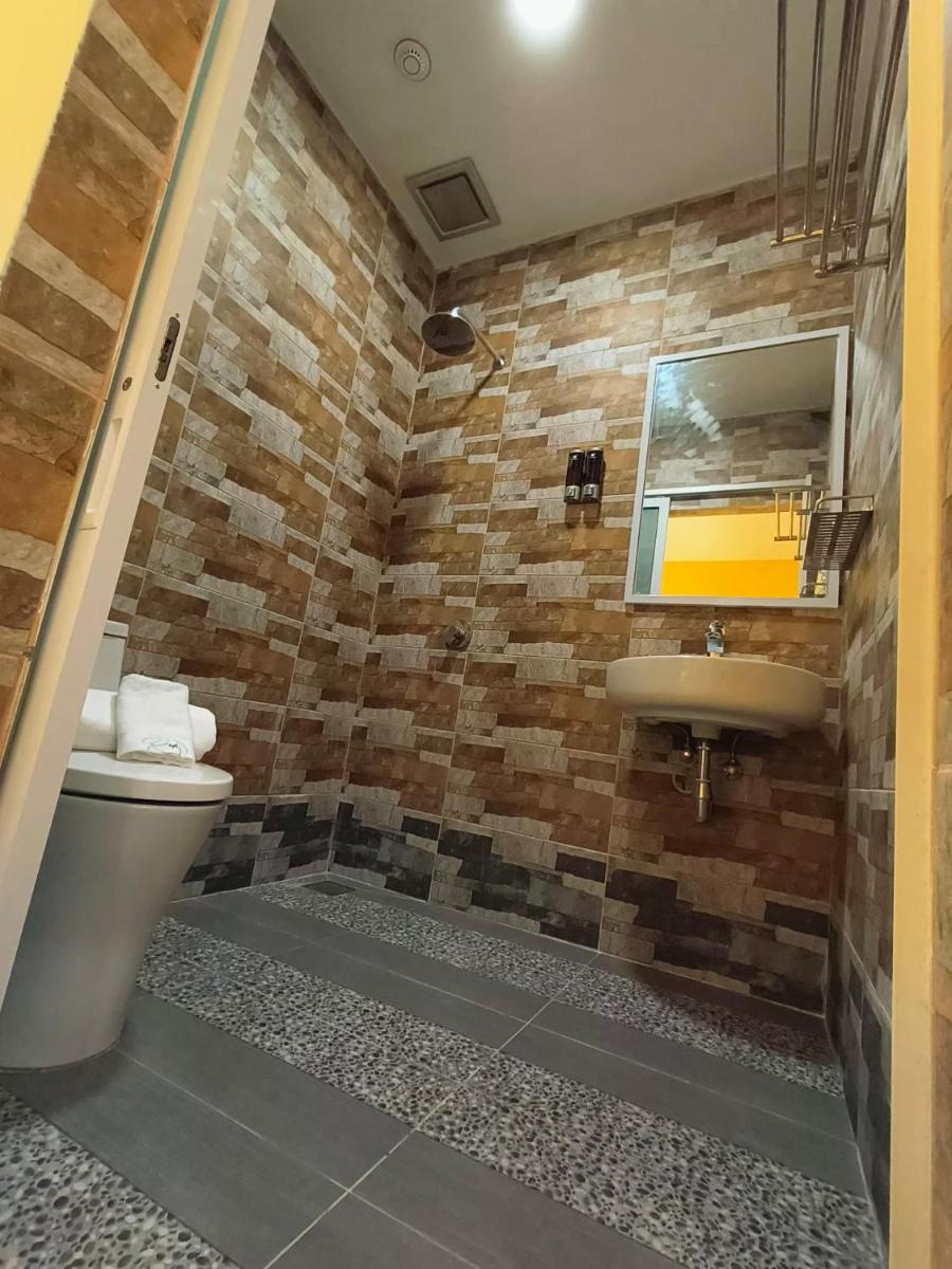 Red's Hotel - Housity
