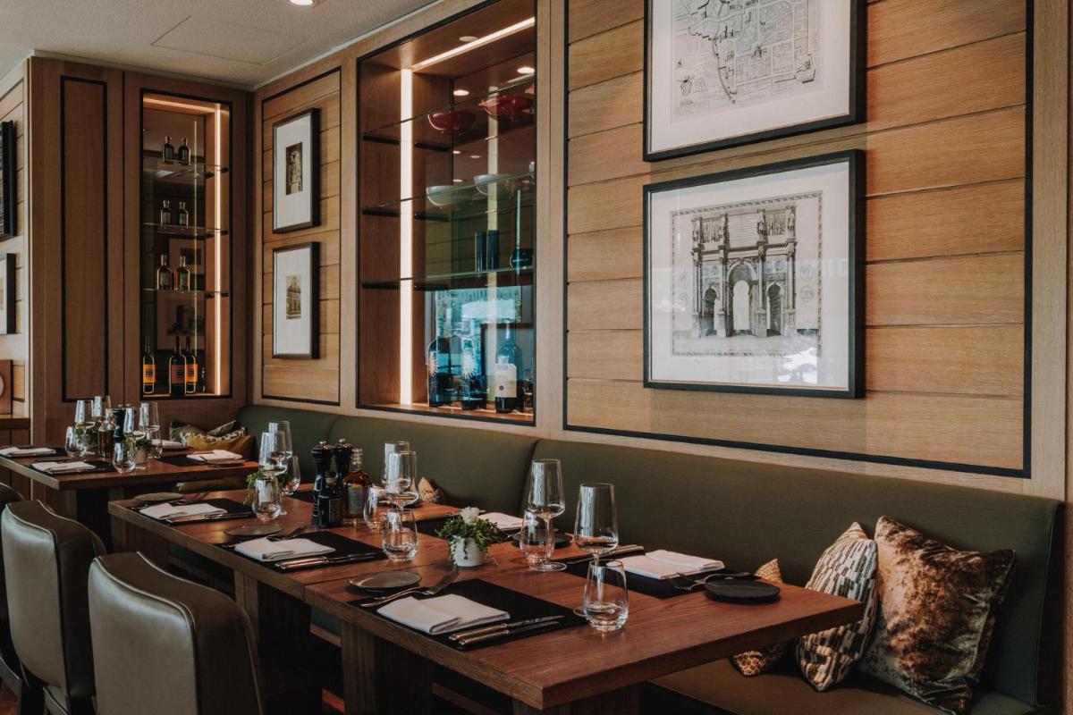 Ein Restaurant oder anderes Speiselokal in der Unterkunft Althoff Seehotel Überfahrt