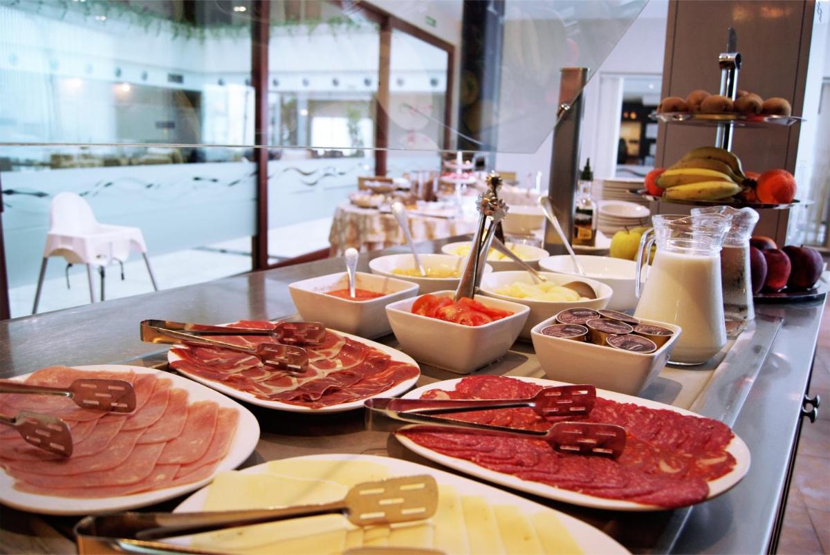 Comida en o cerca de este hotel