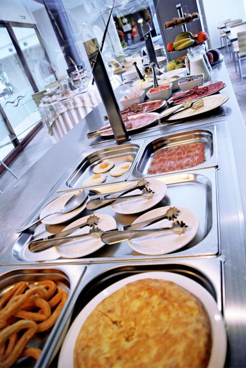 Comida en o cerca de este hotel