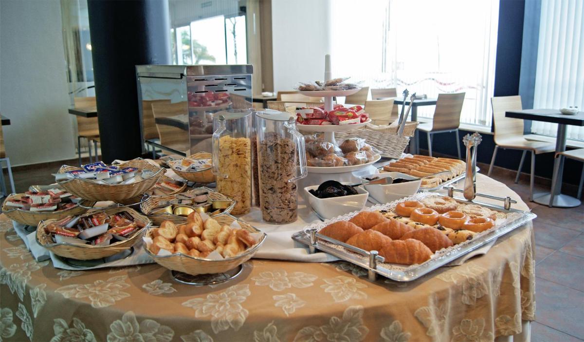 Comida en o cerca de este hotel