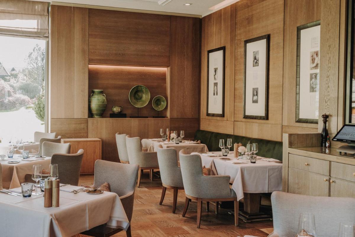 Ein Restaurant oder anderes Speiselokal in der Unterkunft Althoff Seehotel Überfahrt