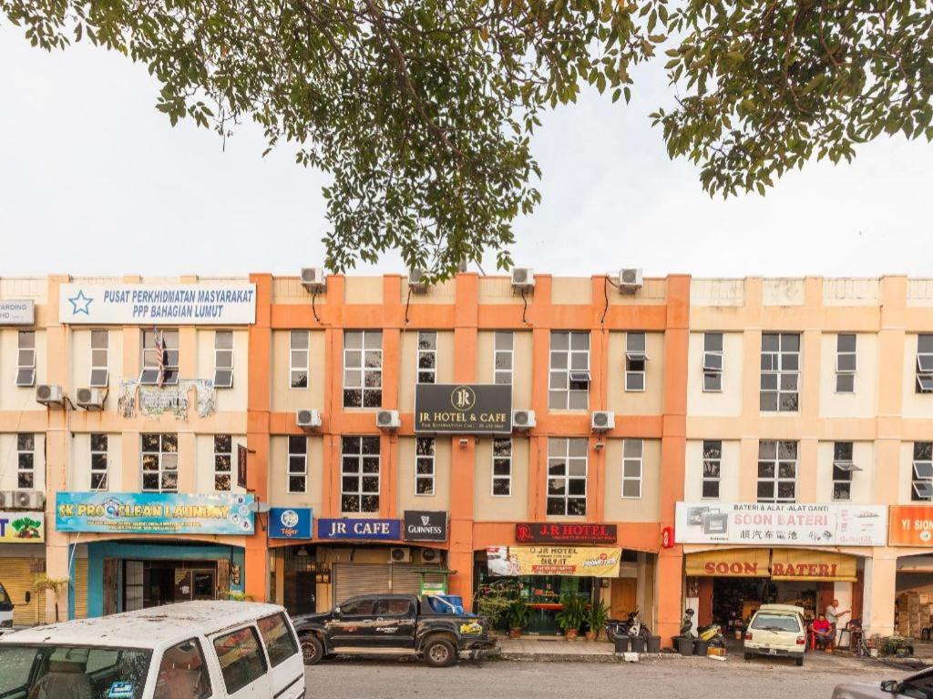 OYO 796 JR Hotel - Housity