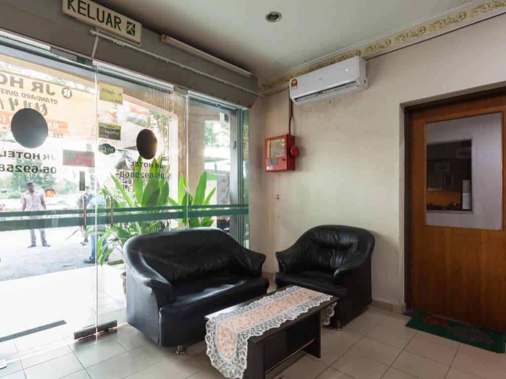 OYO 796 JR Hotel - Housity