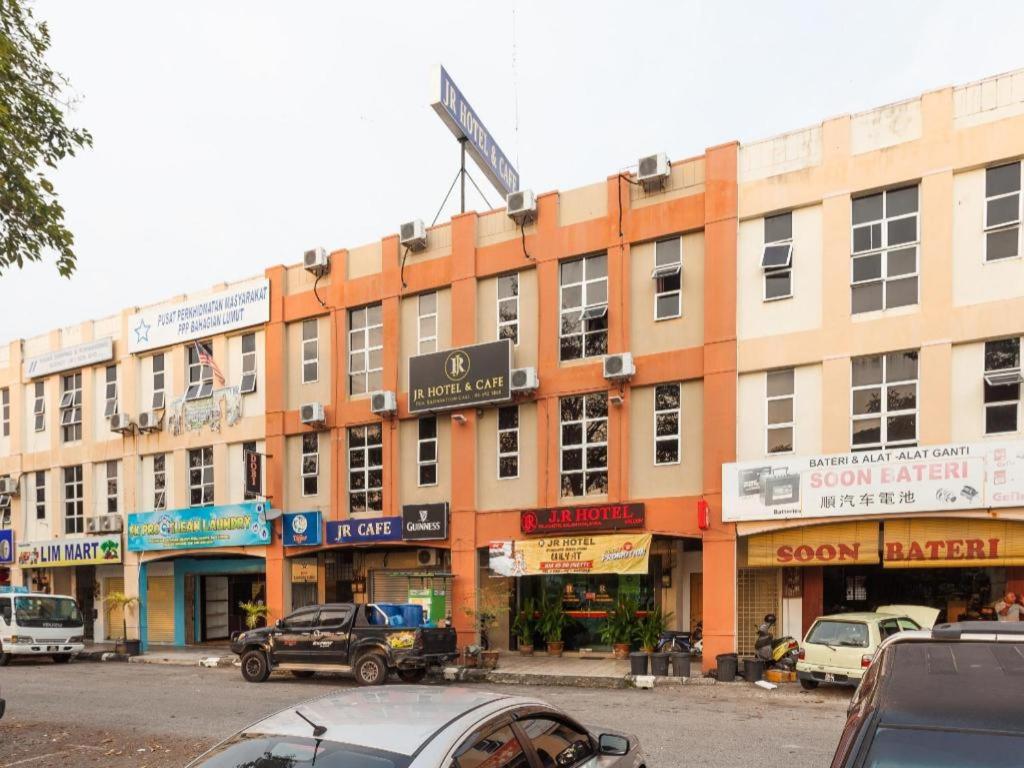 OYO 796 JR Hotel - Housity