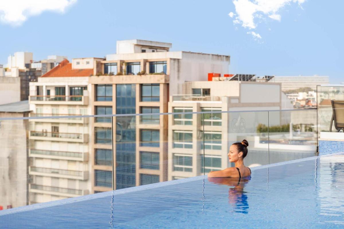 A piscina em ou perto de Jupiter Lisboa Hotel - Rooftop & Spa