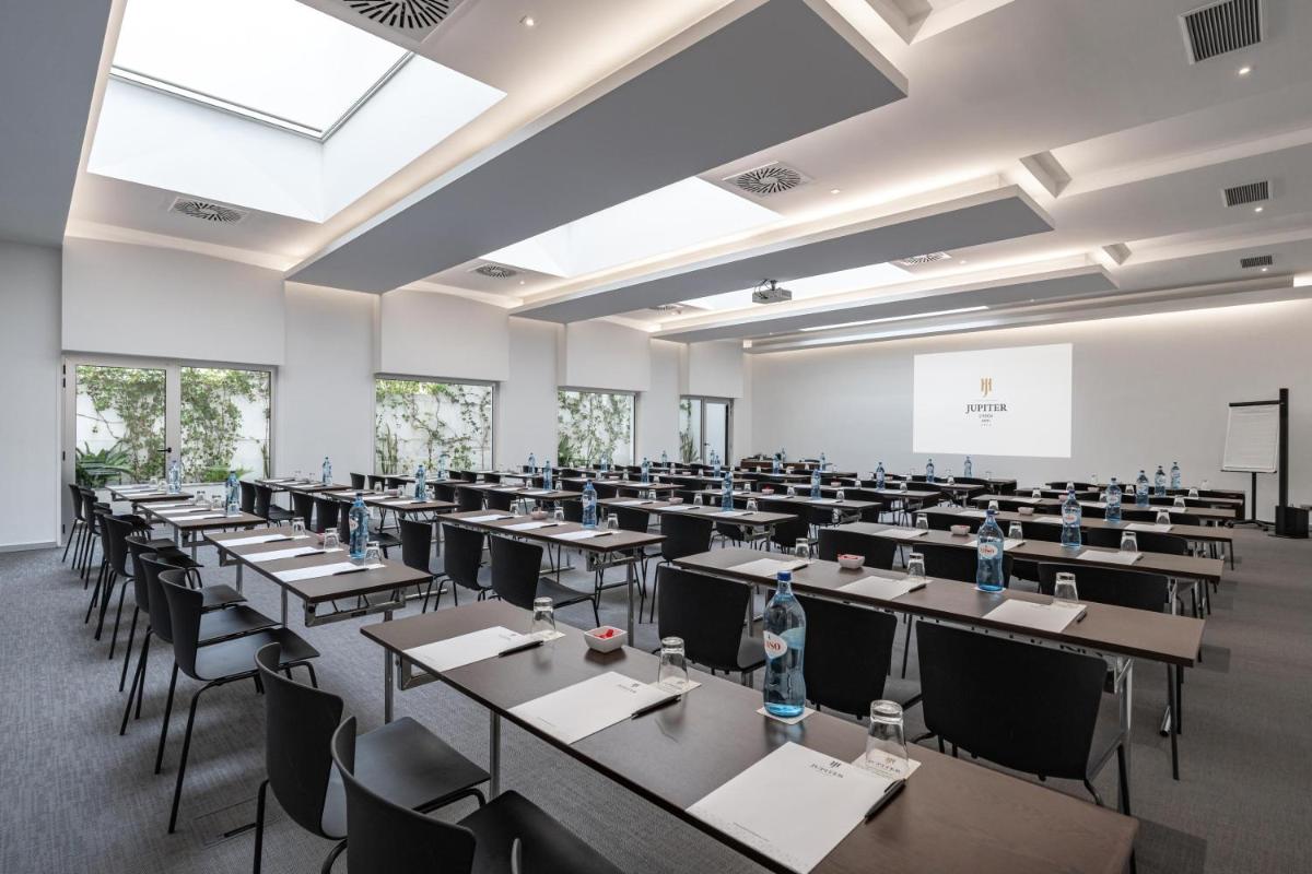 A área empresarial e/ ou a sala de conferências de Jupiter Lisboa Hotel - Rooftop & Spa