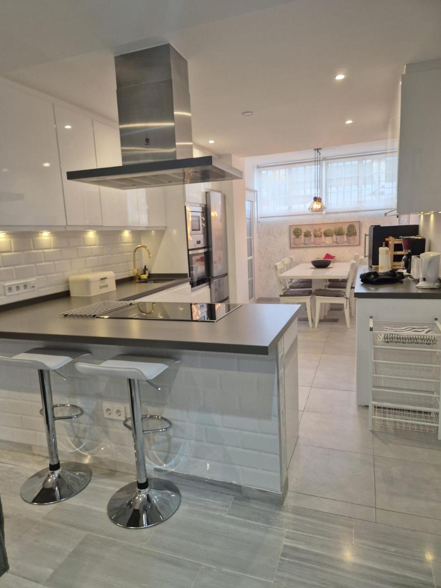 Luxurious Three Bedroom Duplex Apt Close to Beach - Housity