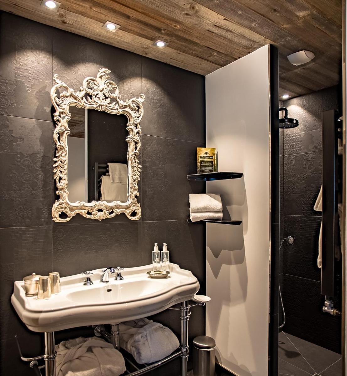 Salle de bains dans l'établissement Chalet-Hôtel Hermitage