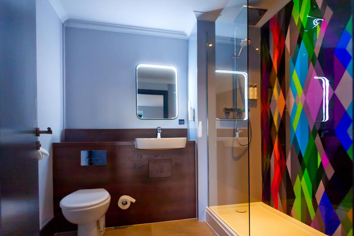 Village Hotel Manchester Hyde - Housity