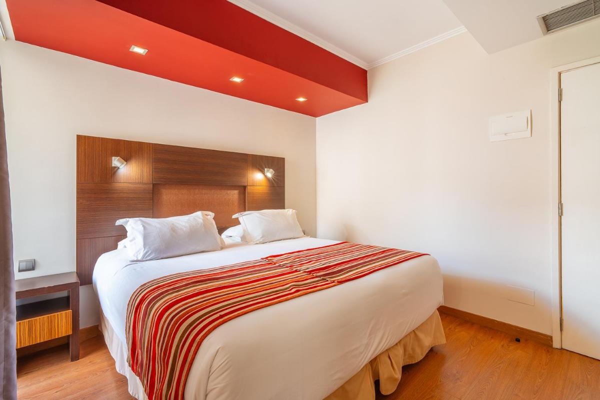 Uma cama ou camas num quarto em Muthu Raga Madeira Hotel