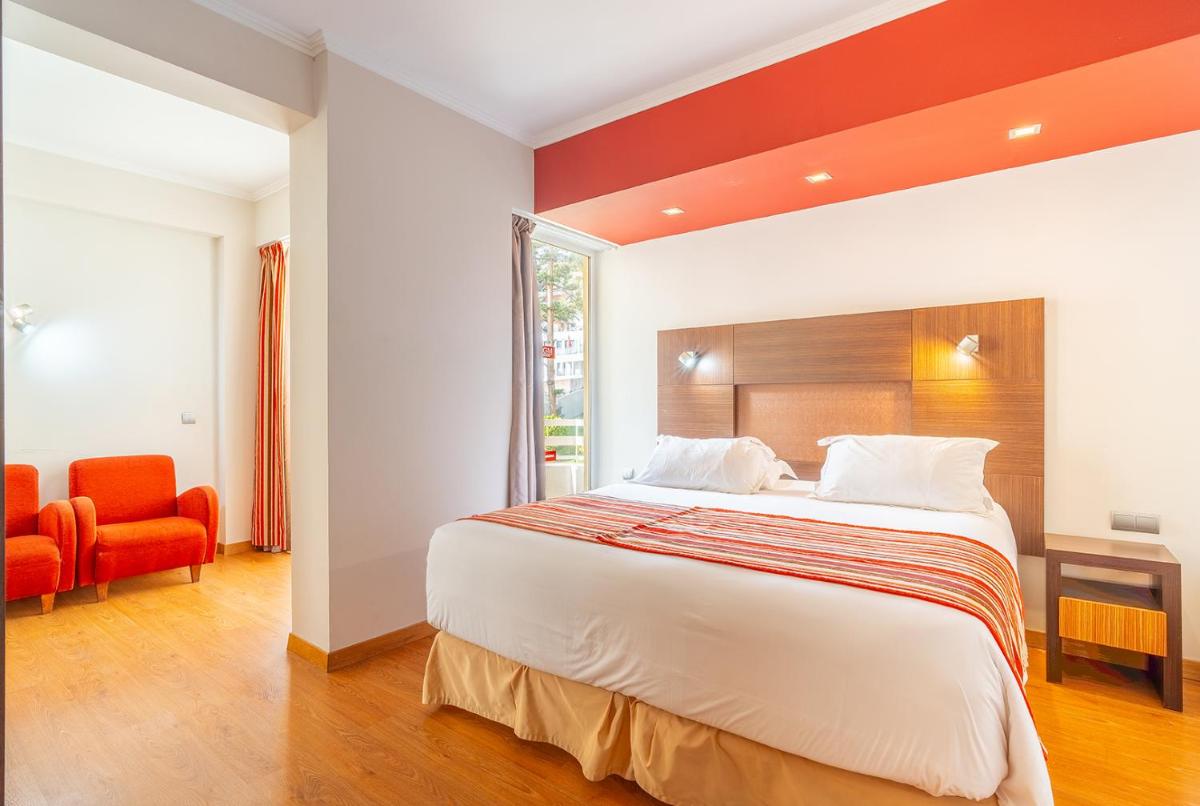 Uma cama ou camas num quarto em Muthu Raga Madeira Hotel