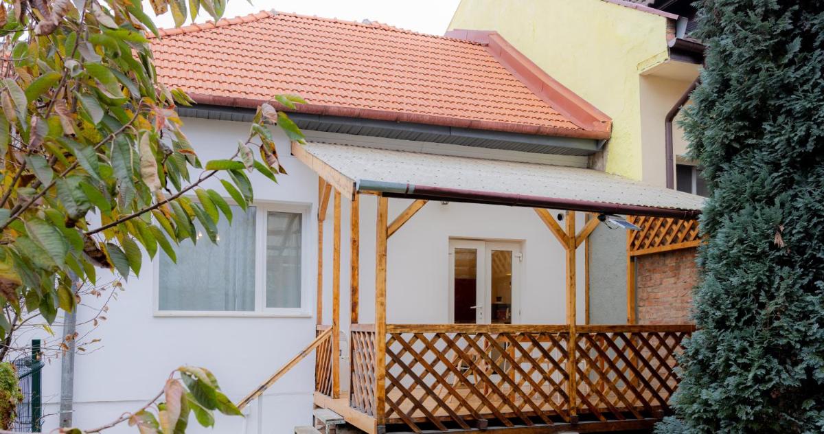 Homey Luxury- entire house, free parking, yard - Housity