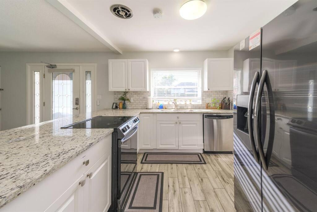 4 BDR Home On Jessamine Dream Lake, Pool, Hot Tub, Bocce Ball, Putting - Housity