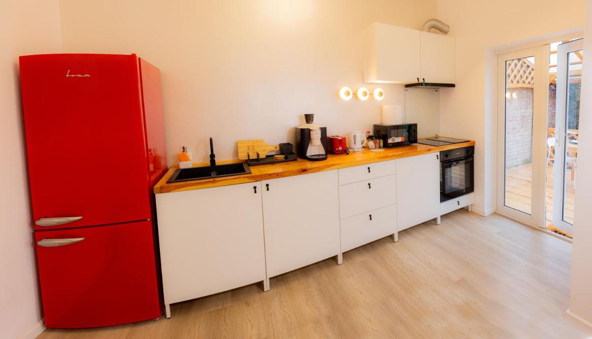 Homey Luxury- entire house, free parking, yard - Housity