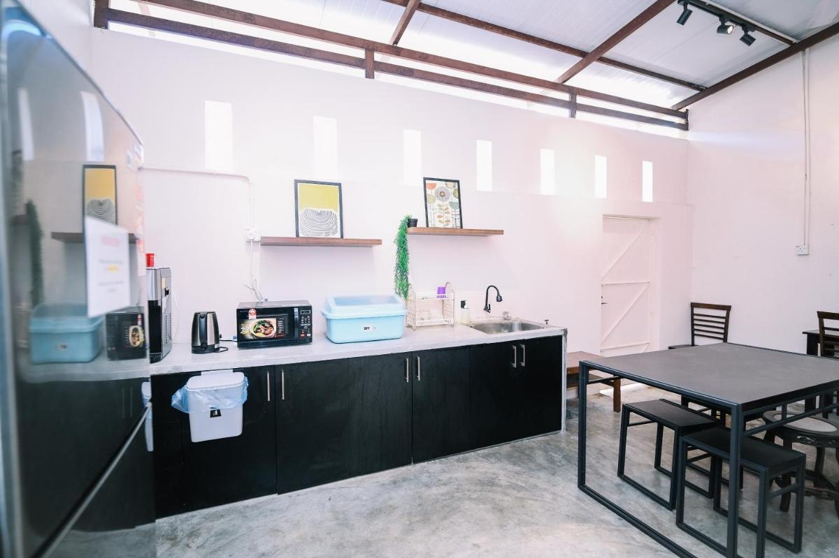 Swing & Pillows - 75 Chulia St, Georgetown Penang - Hizvo