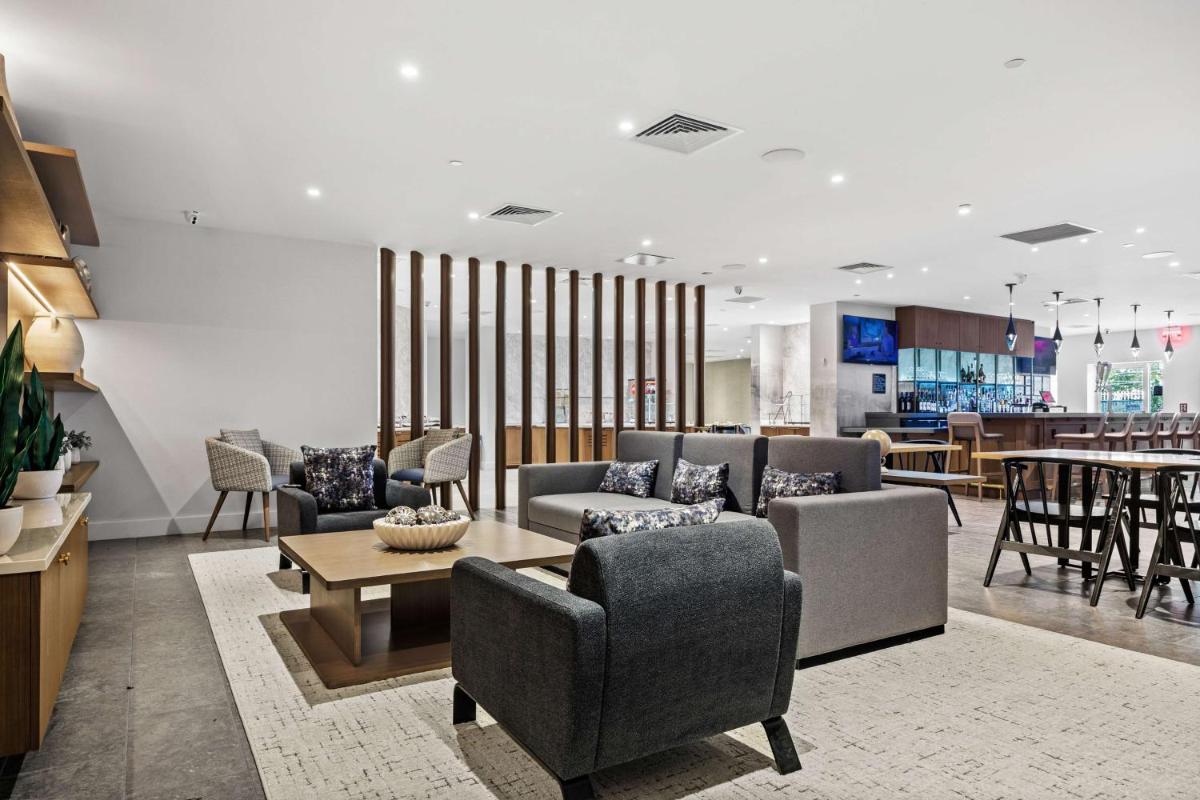 DoubleTree by Hilton New York JFK Airport - Housity