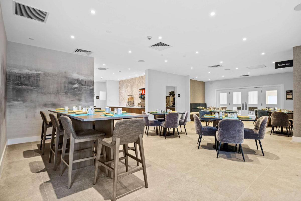 DoubleTree by Hilton New York JFK Airport - Housity