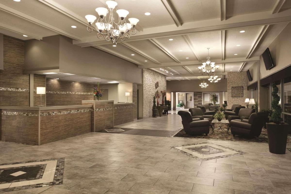 Radisson Hotel Louisville North - Housity