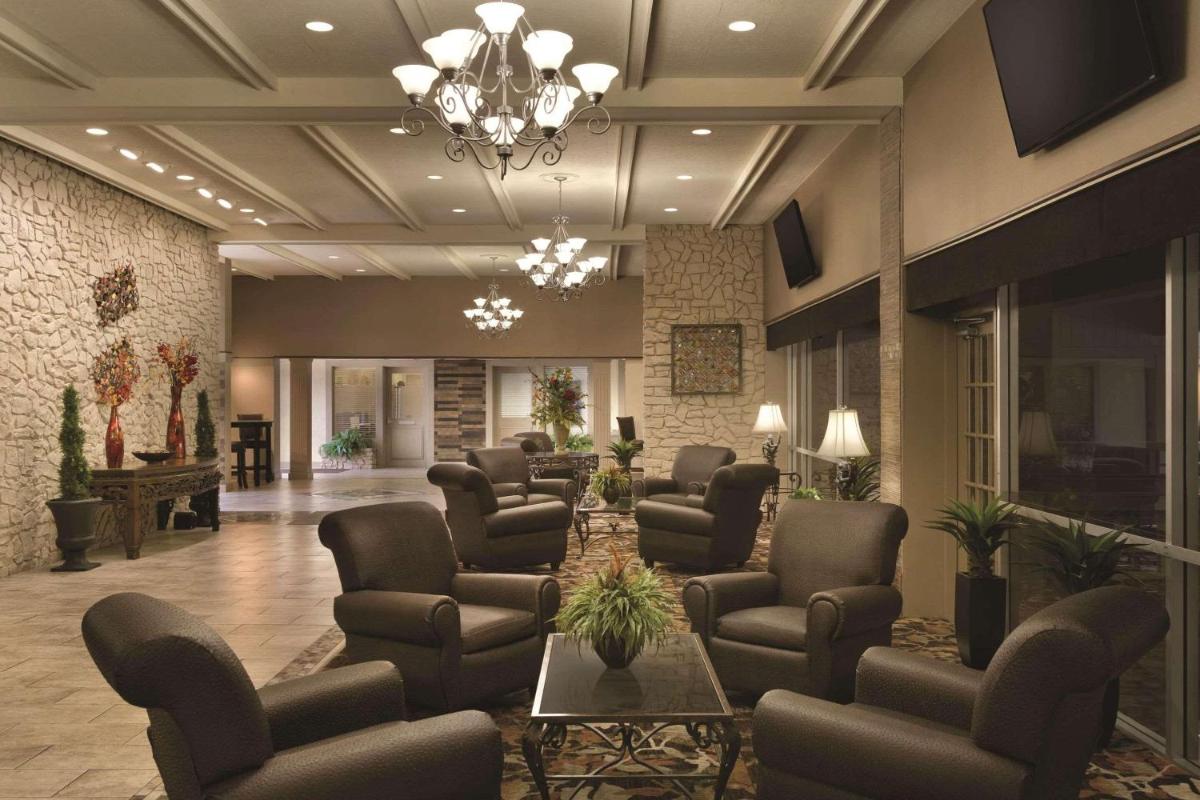 Radisson Hotel Louisville North - Housity