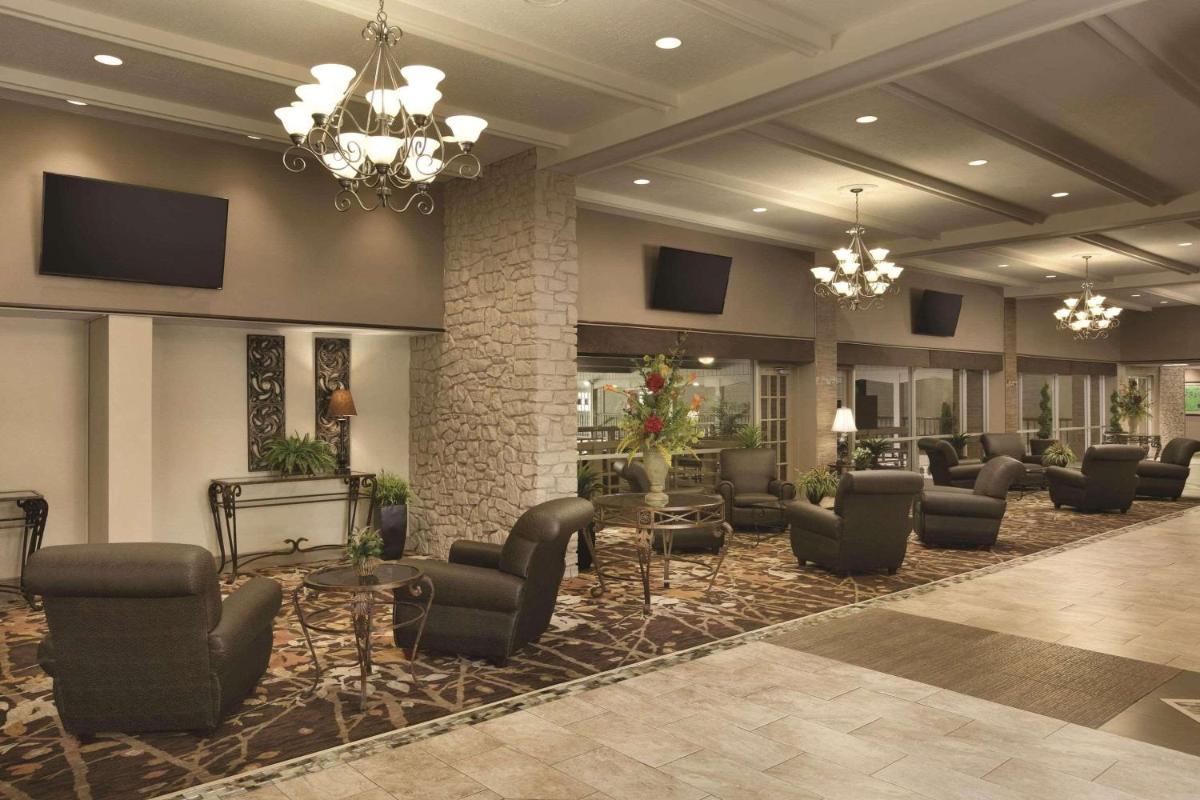 Radisson Hotel Louisville North - Housity