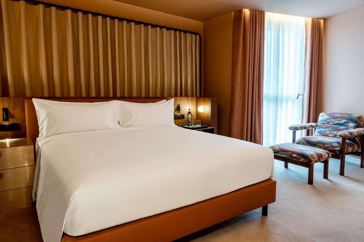 Uma cama ou camas num quarto em Cenica Porto Hotel, Curio Collection By Hilton