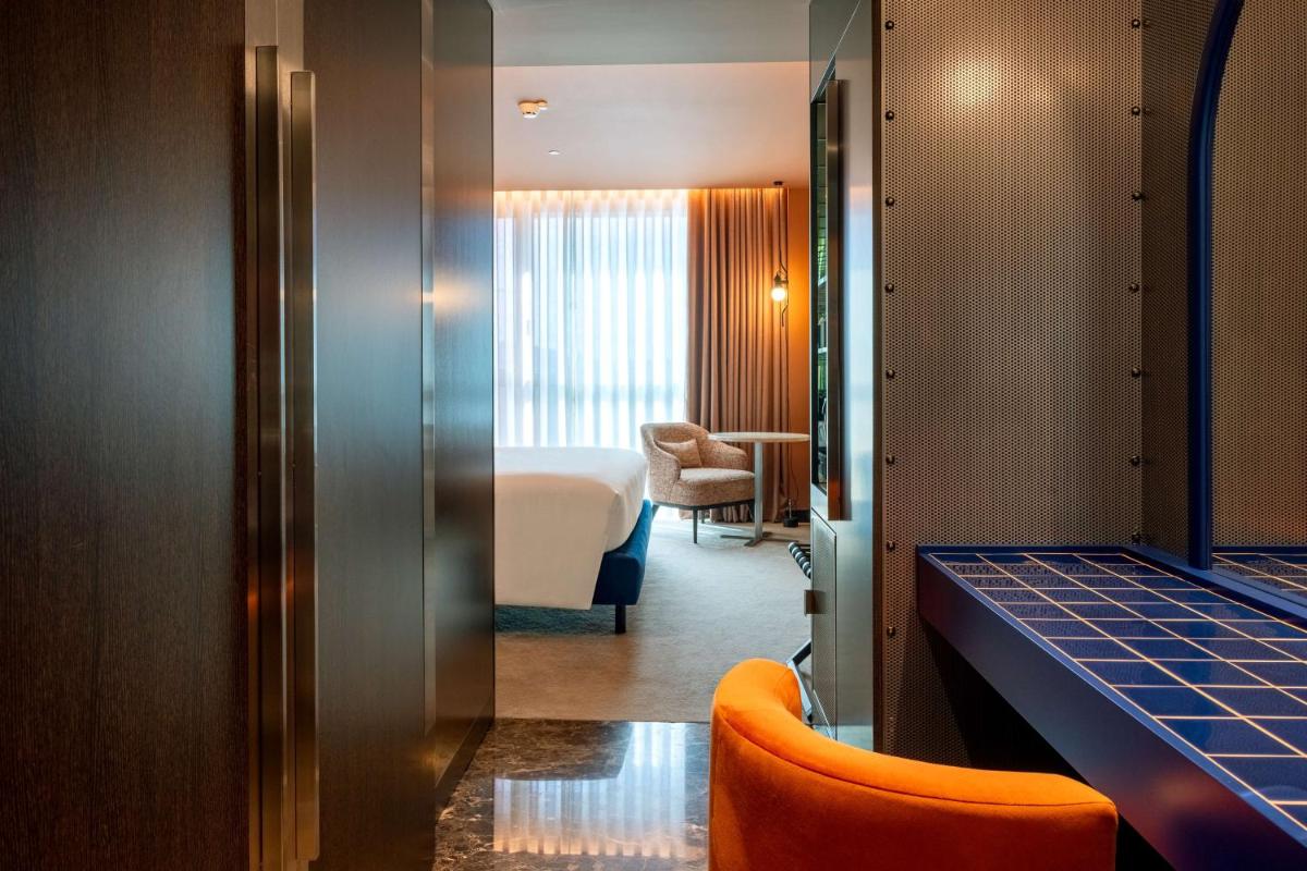 Uma área de estar em Cenica Porto Hotel, Curio Collection By Hilton