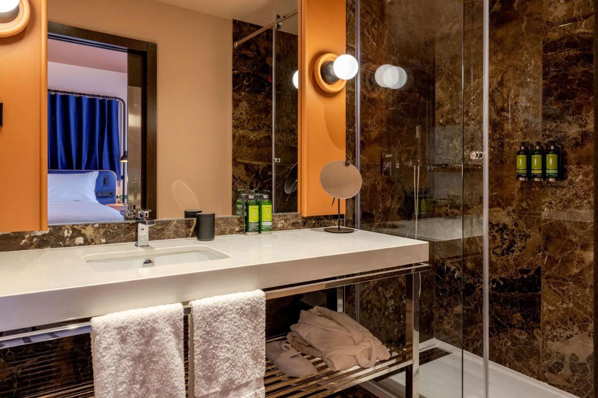 Uma casa de banho em Cenica Porto Hotel, Curio Collection By Hilton