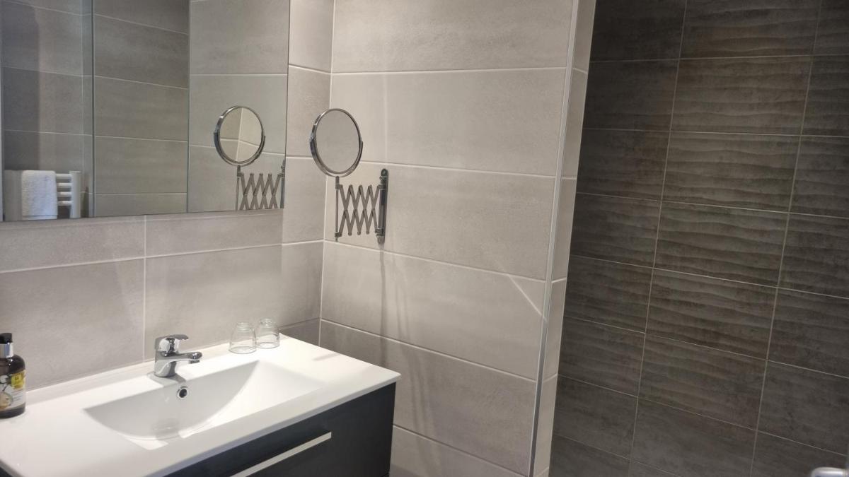 Salle de bains dans l'établissement Logis Hotel Archambeau