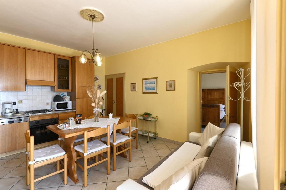 Rustico Kristi - Theater Home - Housity