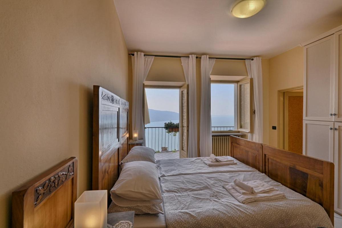 Rustico Kristi - Theater Home - Housity