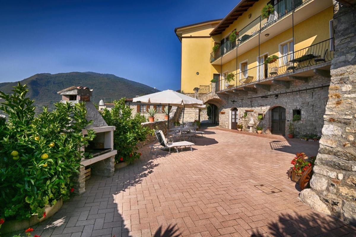 Rustico Kristi - Theater Home - Housity
