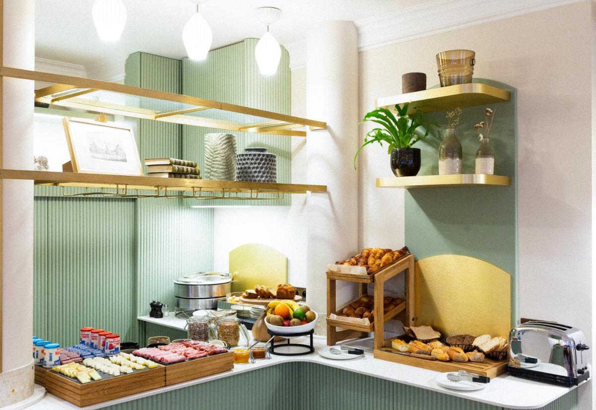 une boulangerie avec du pain et d'autres aliments sur des étagères dans l'établissement Bonsoir Madame, à Paris une boulangerie avec du pain et d'autres aliments sur des étagères dans l'établissement Bonsoir Madame, à Paris
