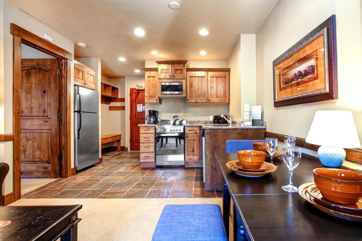KBM Resorts - Upgraded 1Bdrm wood fireplace full kitchen wifi walk to slopes - Housity